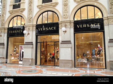 cuando se puso la primera tienda versace en milan